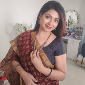 Smita Shewale Instagram - Every saree tells a story.. can you read mine?
 #sareedraping #sareelover #gratitudeattitude #happiness #trending #smitashewale #marathimovie #marathimotivational #maharashrian #marathiindustry #marathimulagi💕_🙏_🔥_🚩🙌✌️💪💯