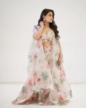 Sneha Gupta Instagram - Styledby- @stylebyriyajain
Outfit : @yashodharaofficial
Earrings @haus.of.sparklx
 Hair and makeup @ashiya_hairstyles 

📸- @siiiiidddddphotography @swathirao_photography

Represented by- @silverbell.networks