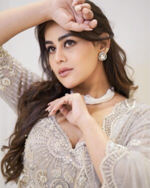 Sneha Gupta Instagram - Styledby- @stylebyriyajain
Hair&makup - @ashiya_hairstyles 
Outfit : @aashnidesignco @shrangar_delhi
Outfit Pr : @wedding_trip_
Jewellery- @pastel_pearls_jewellery
📸- @siiiiidddddphotography @swathirao_photography
Represented by- @silverbell.networks