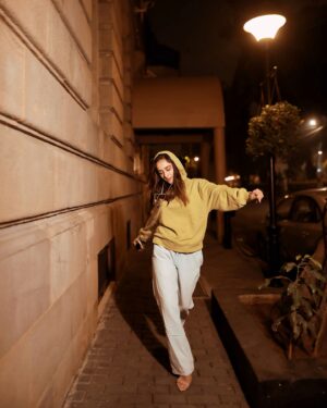 Sneha Jain Instagram - I don’t trust words; I trust Vibes😎
.
.
inframe: @iam_snehajain ✨❤️
.
#actorlife #celebrityphotography #actorportrait #talentandcreativity #snehajain #actorheadshots #lowlightphotography #nightlifephotography #portraitsmuditchoraria