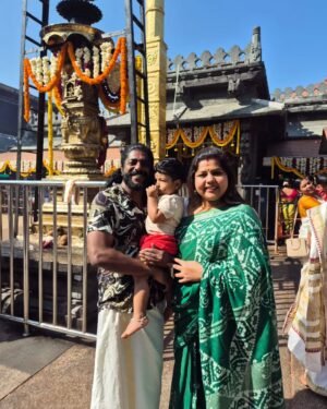 Sneha Sreekumar Instagram - ഏറ്റവും പ്രിയപ്പെട്ട സ്ഥലത്ത്... കൊല്ലൂർ മൂകാംബിക.... 
Saree @oski.designs 
#mookambikatemple #familypictures #familytime #happymoments #happyday #mookambikatemple #kollur