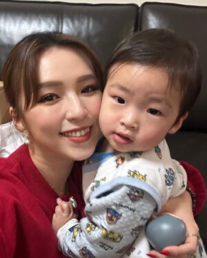 Snow Suen Instagram - 嘩！我有三個情人💝
我老公話中女唔放吓閃，
遲啲無得放！
咁就放下啦🤣