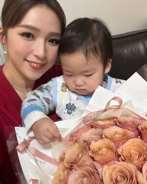 Snow Suen Instagram - 嘩！我有三個情人💝
我老公話中女唔放吓閃，
遲啲無得放！
咁就放下啦🤣