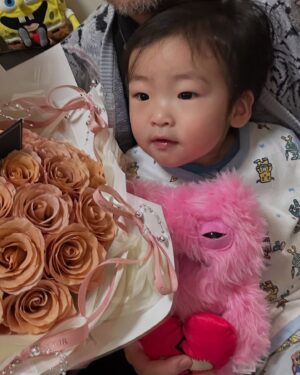 Snow Suen Instagram - 嘩！我有三個情人💝
我老公話中女唔放吓閃，
遲啲無得放！
咁就放下啦🤣