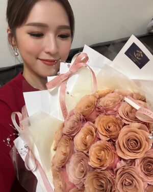 Snow Suen Instagram - 嘩！我有三個情人💝
我老公話中女唔放吓閃，
遲啲無得放！
咁就放下啦🤣