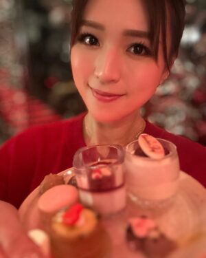 Snow Suen Instagram - 嘩！我有三個情人💝
我老公話中女唔放吓閃，
遲啲無得放！
咁就放下啦🤣