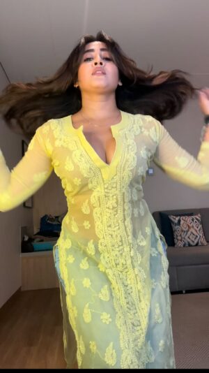 Sofia Ansari Instagram - Diva👸🏻#diva #trendingreels
Bikini @savana
👖 @zara
Brown tee @hm
Saree @kanyaa.clothing
Yellow kurta @mamtacollectionindore
👠 @metroshoesindia
#fyp #viral #explore
