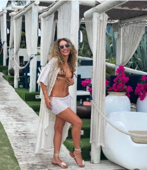 Solange Gomes Instagram - Ah… esse dia 7 de fevereiro…Inesquecível na minha vida. Foi nele que a @stephaniegomees chegou! Me lembro de tudo como se fosse hoje. 
Você é e sempre será o meu grande amor. Sou realizada por ser sua mãe e viver juntinha com você desde o dia 7 de fevereiro do ano 2000. 

E lá se vão 25 anos de muito companheirismo, amor e cumplicidade. 

Aqui, compartilho alguns momentos da vida da minha Teff. 

Pensando bem… tenho tanto amor pra te oferecer e hoje cheguei a conclusão que pude ter você só pra mim. Deus é incrível, ele sabe de todas as coisas. 

FELIZ ANIVERSÁRIO, MEU AMOR! 😍