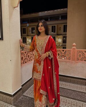 Somi Khan Instagram - Shayad main unki apne aap se bhi zyaada hoon 🧡
———————————
Outfit @rumaisa_dc 

#somikhan #love #instagood #alhamdulillah