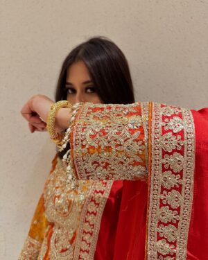 Somi Khan Instagram - Shayad main unki apne aap se bhi zyaada hoon 🧡
———————————
Outfit @rumaisa_dc 

#somikhan #love #instagood #alhamdulillah