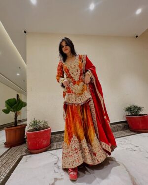Somi Khan Instagram - Shayad main unki apne aap se bhi zyaada hoon 🧡
———————————
Outfit @rumaisa_dc 

#somikhan #love #instagood #alhamdulillah