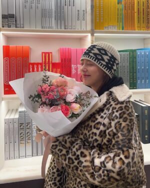 Son Dam-bi Instagram - 따봉아 넌 복도 많지👶🏻
임신한 저를 위해 꽃까지 감동이에용 @ikaywoo 🙏
발렌타인데이 세트 메뉴까지 
완벽했던 일요일 브런치
너무 감사해요 행복해요🥰🫶