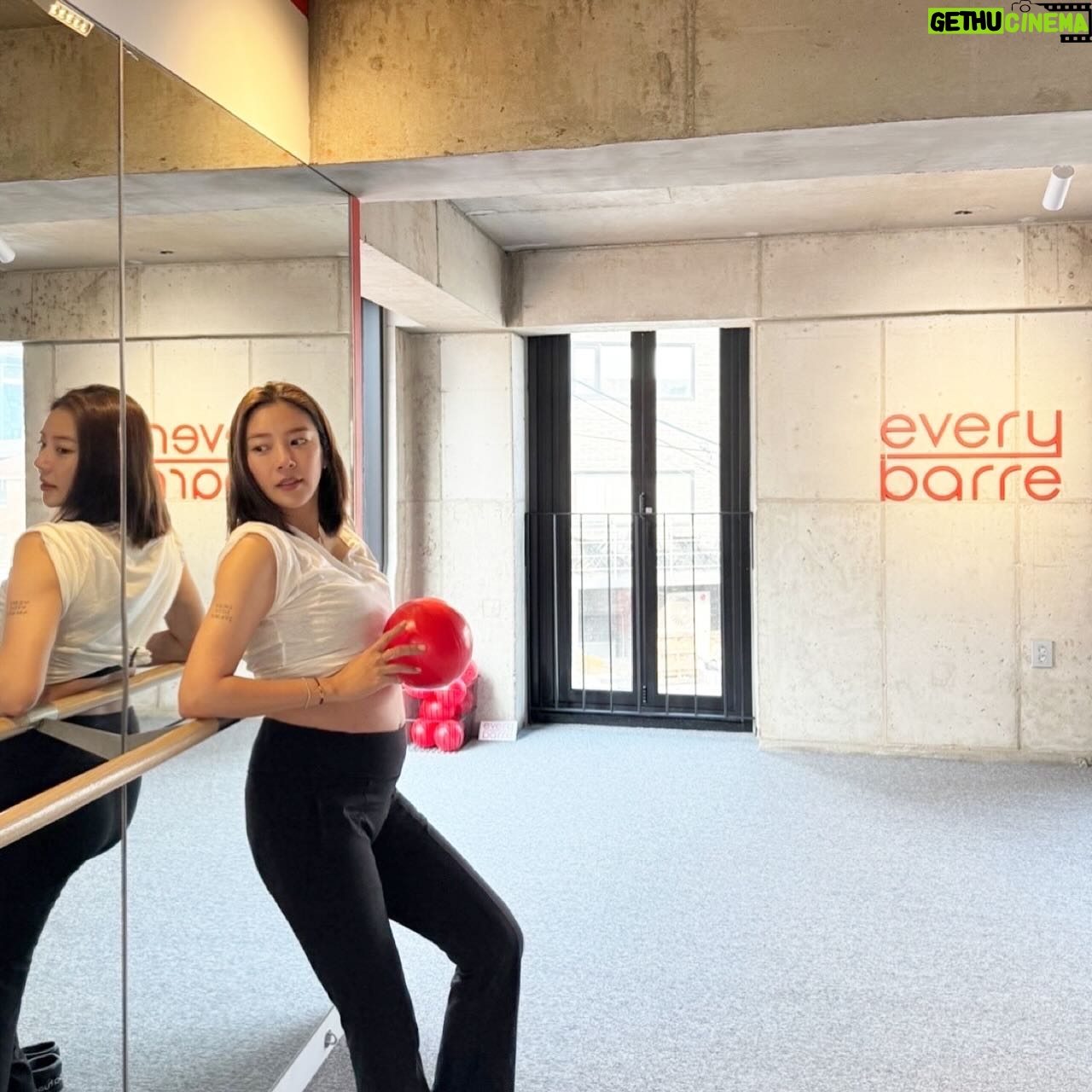 Son Dam-bi - 9.3K Likes - 벌써 27주☺️
따봉아 2달 반 남았어
쓰담이들 많은 댓글들 남겨줘서
고마워😘2주 뒤 바레 운동 콘텐츠 기대해 줘
오늘도 6시 담비 손 유튜브 시작해
다들 들어와서 구독 좋아요 부탁해❤️🫶