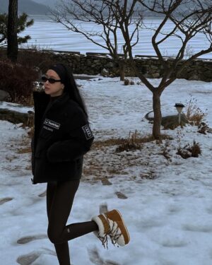 Son Na-eun Instagram - 🤎❄️