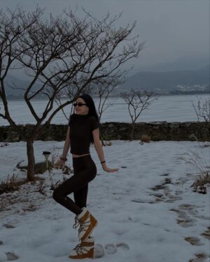 Son Na-eun Instagram - 🤎❄️