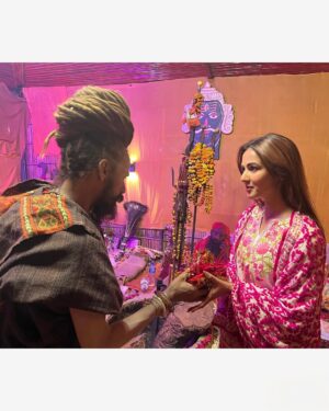 Sonal Chauhan Instagram - Such an enriching and beautiful experience it was to spend time with and seek blessings of Sri Digambar Kushal Bharti ji Maharaj at the Maha Kumbh 🔱🙏🏻💫 @indian_naga__force 
#mahakumbh #mahakumbh2025 #sanatandharma