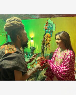 Sonal Chauhan Instagram - Such an enriching and beautiful experience it was to spend time with and seek blessings of Sri Digambar Kushal Bharti ji Maharaj at the Maha Kumbh 🔱🙏🏻💫 @indian_naga__force 
#mahakumbh #mahakumbh2025 #sanatandharma