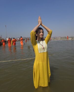 Sonal Chauhan Instagram - त्रिवेणीं माधवं सोमं भरद्वाजं च वासुकिम् ।
 वन्देऽक्षयवटं शेषं प्रयागं तीर्थनायकम् ।। 🙏🏻💫🙏🏻

#mahakumbh #sanatandharma
