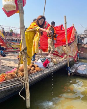 Sonal Chauhan Instagram - त्रिवेणीं माधवं सोमं भरद्वाजं च वासुकिम् ।
 वन्देऽक्षयवटं शेषं प्रयागं तीर्थनायकम् ।। 🙏🏻💫🙏🏻

#mahakumbh #sanatandharma