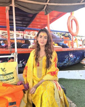 Sonal Chauhan Instagram - त्रिवेणीं माधवं सोमं भरद्वाजं च वासुकिम् ।
 वन्देऽक्षयवटं शेषं प्रयागं तीर्थनायकम् ।। 🙏🏻💫🙏🏻

#mahakumbh #sanatandharma