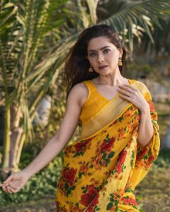 Actress Sonalee Kulkarni HD Photos and Wallpapers March 2025