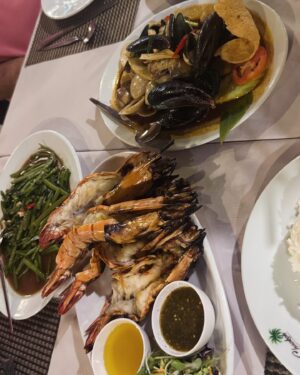 Song Chae-yoon Instagram - 급하게 2024 갤러리 흔들어 재끼기💃🏻🕺🏻

스쿠버다이빙하면서 만난 분들이 맛난 저녁도 사주시고 옆 자리 귀여운 칭긔가 초코바도 주고 작년에 만난 스쿠버 강사 친구도 다시 만나서 매우 행복했던 하루...🥹 날 계속 기억해주고 길에서 지나가다 마주쳤는데 바로 반갑게 인사해줬던..🩵