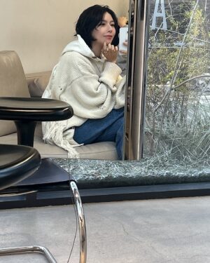 Song Joo-hee Instagram - 오랜만에 소식을 전하죠?🧏🏻‍♀️
작년이 어떻게 지나갔는지 모르겠어요🥹 저는 요즘 제 인간성과 체력의 한계에서 기쁨과 좌절을 동시에 느끼며 아가와 치열하게 성장 중입니다.🕶️ 올해는 모두 무탈하고 웃을 일이 가득한 한 해가 되면 좋겠습니다.