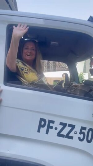 Sonia Fried Instagram - Les quiero compartir esta anécdota!! Me fui a Stgo en el auto de mi amiga y no tenía cómo regresar a viña. Tenía solo la opción de un amigo, que me dateo por un camión que tenía ruta a viña. Pensé que era broma pero acepté!!! Y aquí voy 🚛 jajajaja