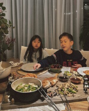 Sonia Sui Instagram - 新年每天都太飽，就開始了每天一萬步的目標，真的太小看它能帶給腿部的訓練了，加上固定的重訓，每天兩條腿都酸得⋯很痛快🔥

祝福大家金蛇年也一起健康、快樂哦🧨🧧🫶🏻💐😃!