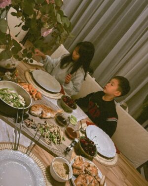 Sonia Sui Instagram - 新年每天都太飽，就開始了每天一萬步的目標，真的太小看它能帶給腿部的訓練了，加上固定的重訓，每天兩條腿都酸得⋯很痛快🔥

祝福大家金蛇年也一起健康、快樂哦🧨🧧🫶🏻💐😃!
