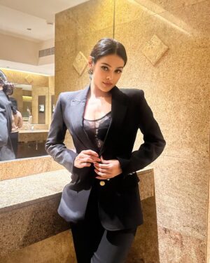 Sonyaa Ayodhya Instagram - Black feels like a reflection of my mood. #black
.
.
.
Styled @thedotdiary