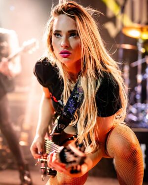 Sophie Lloyd Instagram - What songs would you want to see me play live?? 🤘🏼🎸

📷 @jacklue 

#livemusic #rockmusic #guitar #girlguitarist #guitaristsofinstagram #guitarist