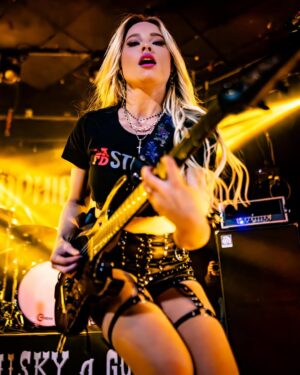 Sophie Lloyd Instagram - What songs would you want to see me play live?? 🤘🏼🎸

📷 @jacklue 

#livemusic #rockmusic #guitar #girlguitarist #guitaristsofinstagram #guitarist