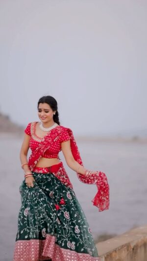 Sowmya Raoh Instagram - Godari gattu mida.. yemandoy srivaaru… ☺️❤️

Photography @impressions_n_exposures 
Makeover @makeoverbypavithra1 
Costume @rvnlabel 

#godarigattumeedaramachelukave #insta #reels #trendingreels #sowmyarao #reelsinstagram #sankrantivathunam