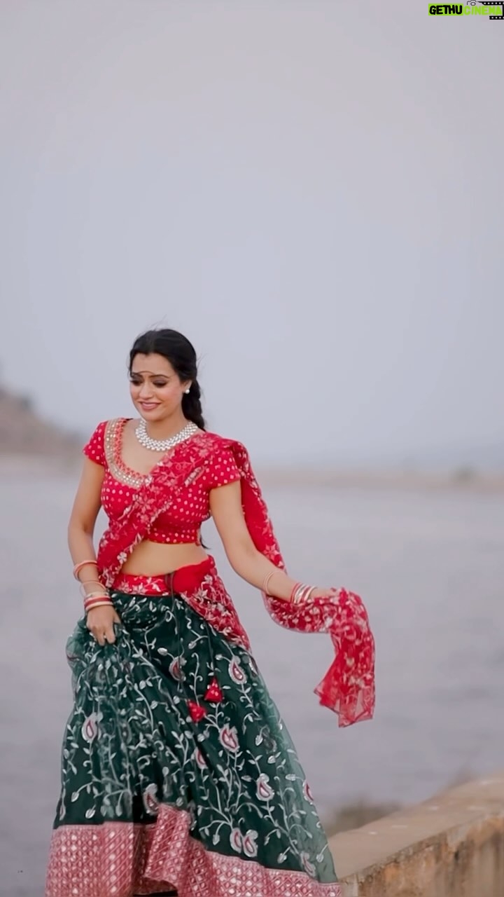 Sowmya Raoh - 208.8K Likes - Godari gattu mida.. yemandoy srivaaru… ☺️❤️
Photography @impressions_n_exposures
Makeover @makeoverbypavithra1
Costume @rvnlabel
#godarigattumeedaramachelukave #insta #reels #trendingreels #sowmyarao #reelsinstagram #sankrantivathunam