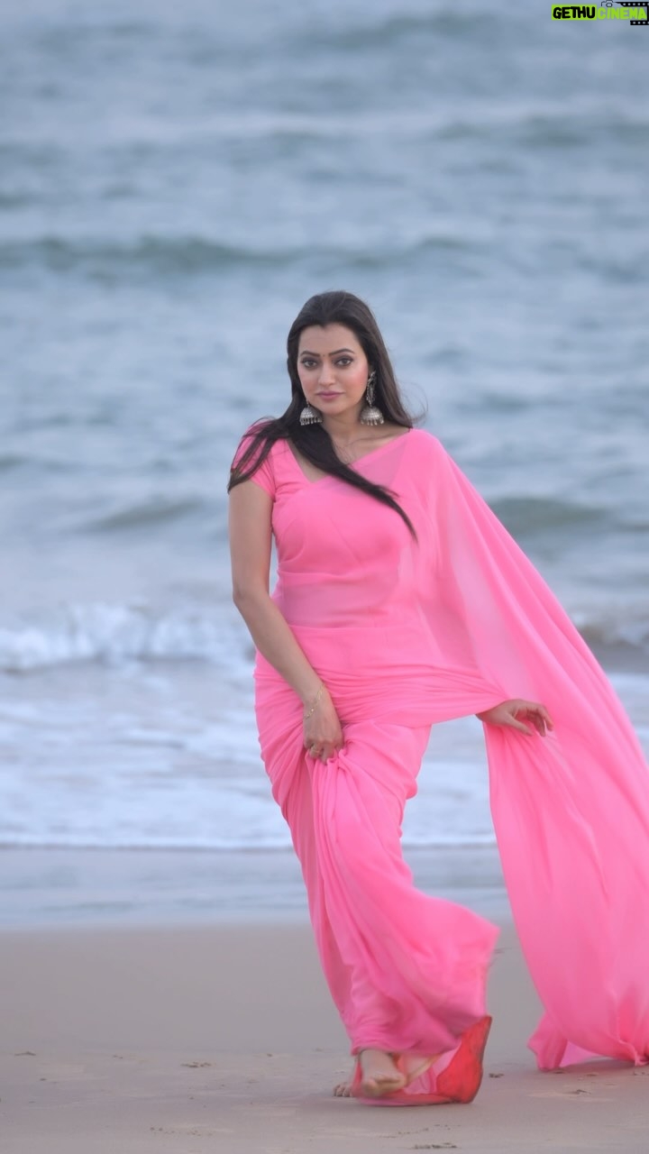 Sowmya Raoh - 45.9K Likes - Managing a saree is tougher than dancing 💃 ☺️😍
Photography @bunny_fotographs
Makeup @saranya_bridal_makeovers
Saree @rvnlabel
#sowmyarao #sowmyasharada #chuttamalle #reels #explore #sareelove #beach