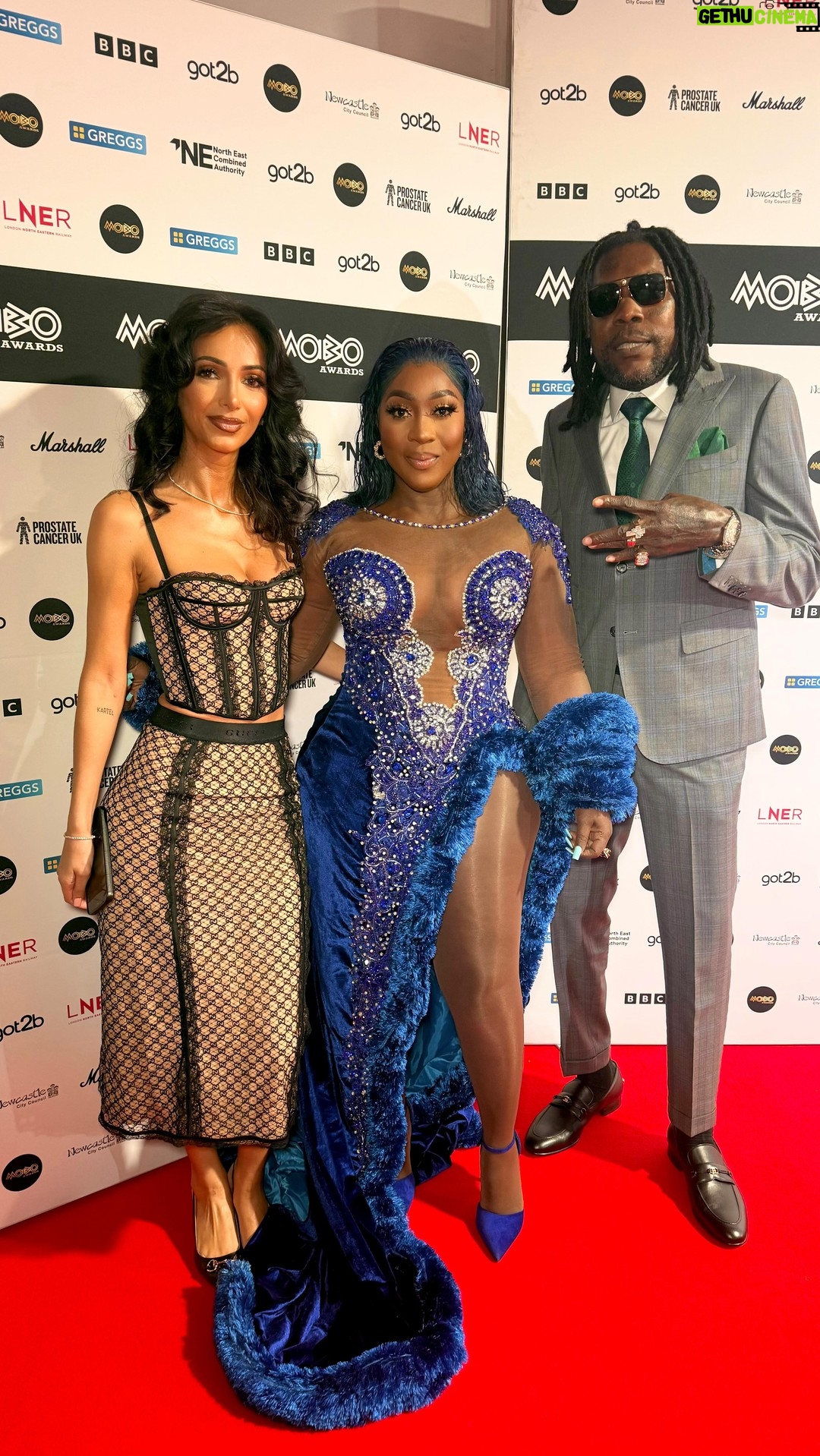 Spice - 119.7K Likes - @moboawards with the King of Dancehall @vybzkartel and his wife Sidem……..We no see dem………..
Dress @tiannahsplacempire
MUA @glowbyaba
Content creator @skjcontent @shankimoy
Hair @edmundbossmanhair