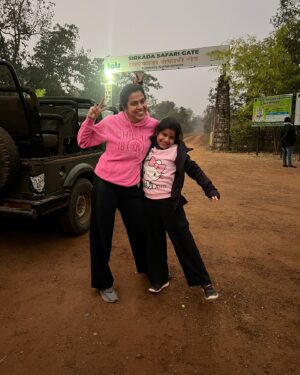 Sravana Bhargavi Instagram - This was a No network vacation . And we had all the fun we could.
This was a different kind of vacation than what my parents were typically used to.
Its pretty evident in these pictures and videos that my parents had a lot of fun in this trip.
Although there was no sighting of the big cat, these 3 days were no less remarkable.
Trip , accommodation, commute was curated by @pariksheetd  @thesafaribuff .
Thankyou for gracefully handling our last minute travel challenges as well ❤️❤️