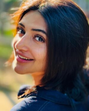 Sreeleela Instagram - Noo better love story than an imaginary one in a girls mind 🙈🤍
Happy Gal Bal and Valentines 😉
To every soul out there whose put in an effort to make me smile 🥰 🥰

Photo credits 😎- @dop007