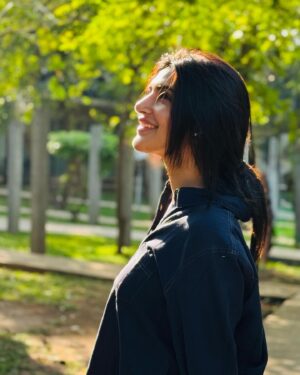 Sreeleela Instagram - Noo better love story than an imaginary one in a girls mind 🙈🤍
Happy Gal Bal and Valentines 😉
To every soul out there whose put in an effort to make me smile 🥰 🥰

Photo credits 😎- @dop007