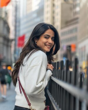 Sri Gouri Priya Instagram - Happy New Year, everyone!!!🤗❤️
Wishing you all lots n lots of love, light, peace and happiness! 

PS - This is a small happy dump from my recent trip to New York! Felt chala cute!🥰☺️