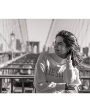 Sri Gouri Priya Instagram - Happy New Year, everyone!!!🤗❤️
Wishing you all lots n lots of love, light, peace and happiness! 

PS - This is a small happy dump from my recent trip to New York! Felt chala cute!🥰☺️