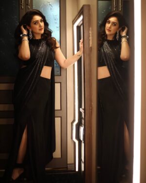 Sridevi Vijaykumar Instagram - 🖤🖤🖤🖤🖤

Outfit :@prashantikumarlabel

Jewelry: @the_jewel_gallery

Makeup :@kalaiartistry 

Hair : @ganesh_hair_architect 

Photography : @apache_karthik6

#Black #Blackmagic #blacklove
#magic #danceshow #jodiareyouready #sparkle #glitter #ownit #instafeed