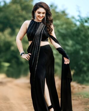 Sridevi Vijaykumar Instagram - 🖤🖤🖤🖤🖤

Outfit :@prashantikumarlabel

Jewelry: @the_jewel_gallery

Makeup :@kalaiartistry 

Hair : @ganesh_hair_architect 

Photography : @apache_karthik6

#Black #Blackmagic #blacklove
#magic #danceshow #jodiareyouready #sparkle #glitter #ownit #instafeed
