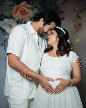 Srithika Instagram - aaryan srithika maternity shoot 🥰
.
.
photography @greenfhy_studio 
location & outfit @artista_propshop 
jewel @kabijewellery 
makeup @honeylang_makeup_artist 
.
.
#akashfz #kumbakonam #aaryanssr #srithika #meternity #love