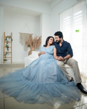 Srithika Instagram - aaryan srithika maternity shoot 🥰
.
.
photography @greenfhy_studio 
location & outfit @artista_propshop 
jewel @kabijewellery 
makeup @honeylang_makeup_artist 
.
.
#akashfz #kumbakonam #aaryanssr #srithika #meternity #love