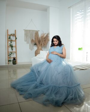 Srithika Instagram - aaryan srithika maternity shoot 🥰
.
.
photography @greenfhy_studio 
location & outfit @artista_propshop 
jewel @kabijewellery 
makeup @honeylang_makeup_artist 
.
.
#akashfz #kumbakonam #aaryanssr #srithika #meternity #love