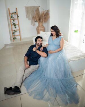 Srithika Instagram - aaryan srithika maternity shoot 🥰
.
.
photography @greenfhy_studio 
location & outfit @artista_propshop 
jewel @kabijewellery 
makeup @honeylang_makeup_artist 
.
.
#akashfz #kumbakonam #aaryanssr #srithika #meternity #love