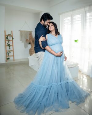 Srithika Instagram - aaryan srithika maternity shoot 🥰
.
.
photography @greenfhy_studio 
location & outfit @artista_propshop 
jewel @kabijewellery 
makeup @honeylang_makeup_artist 
.
.
#akashfz #kumbakonam #aaryanssr #srithika #meternity #love
