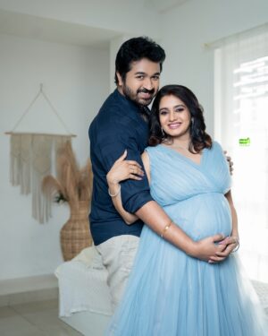 Srithika Instagram - aaryan srithika maternity shoot 🥰
.
.
photography @greenfhy_studio 
location & outfit @artista_propshop 
jewel @kabijewellery 
makeup @honeylang_makeup_artist 
.
.
#akashfz #kumbakonam #aaryanssr #srithika #meternity #love